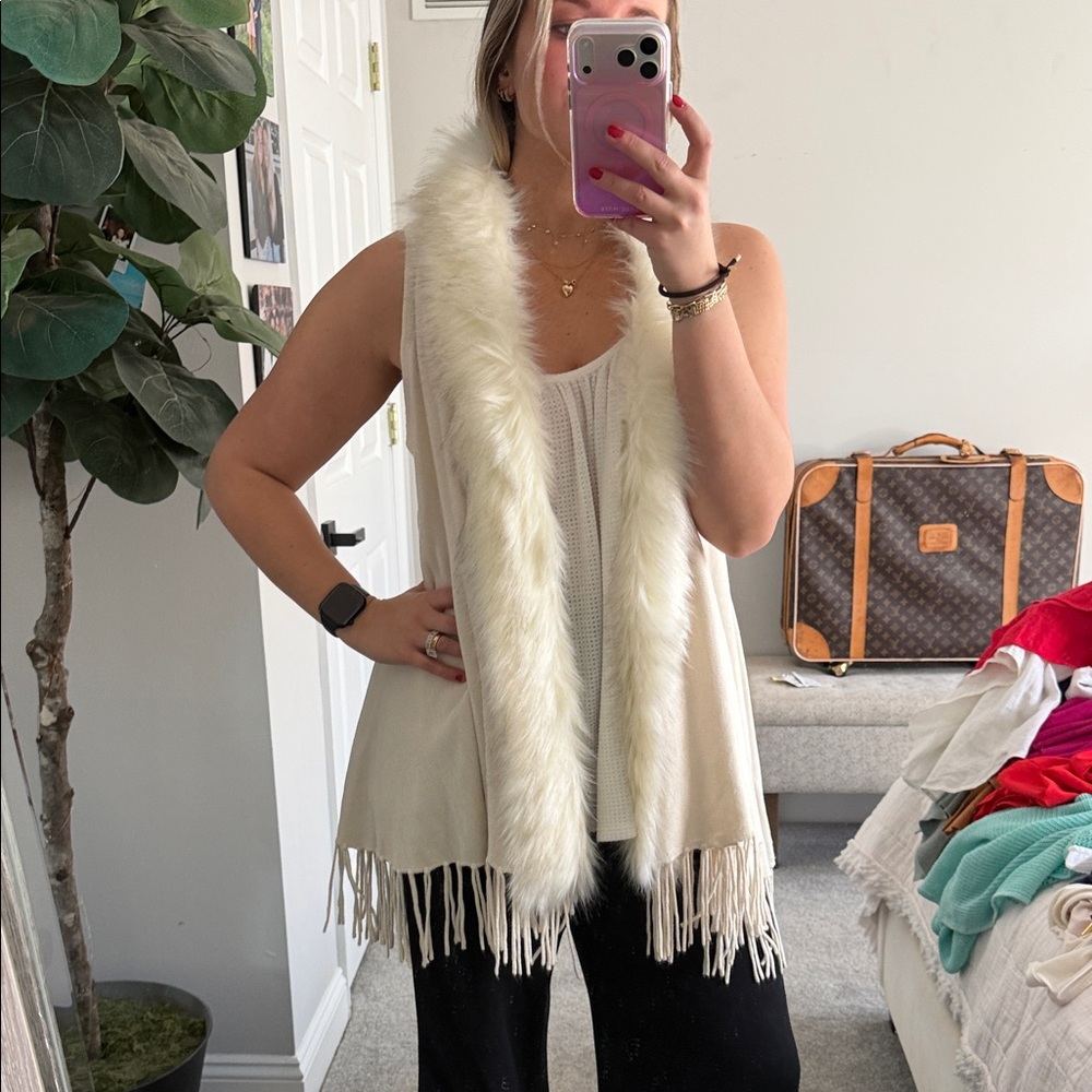 Chic Cream Fringe Vest with Faux Fur Trim